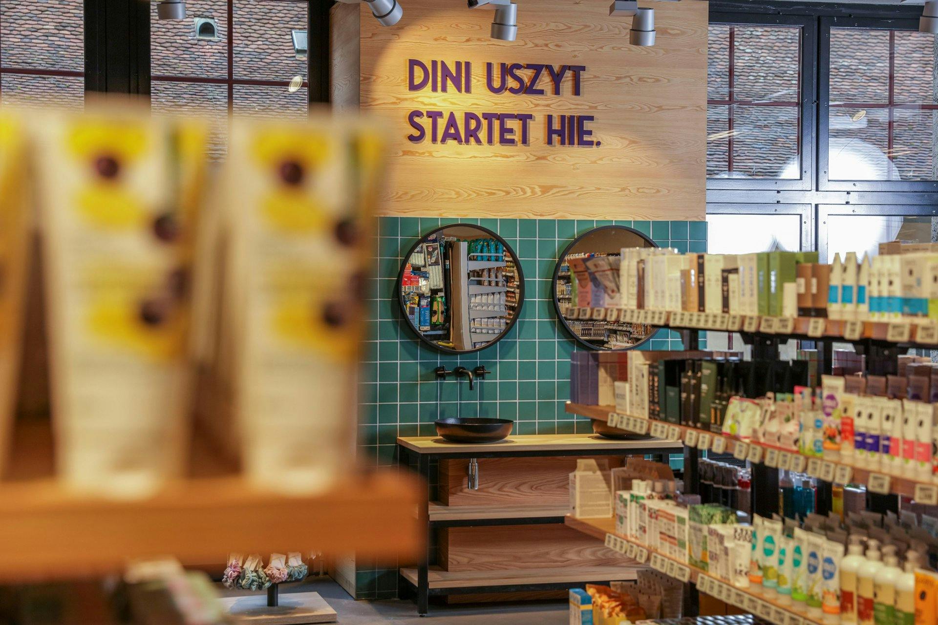 Ein weiteres Highlight ist der spezielle Bereich für Kosmetikartikel. Dieser bietet alles, was es für die Körperpflege benötigt – darunter befinden si...