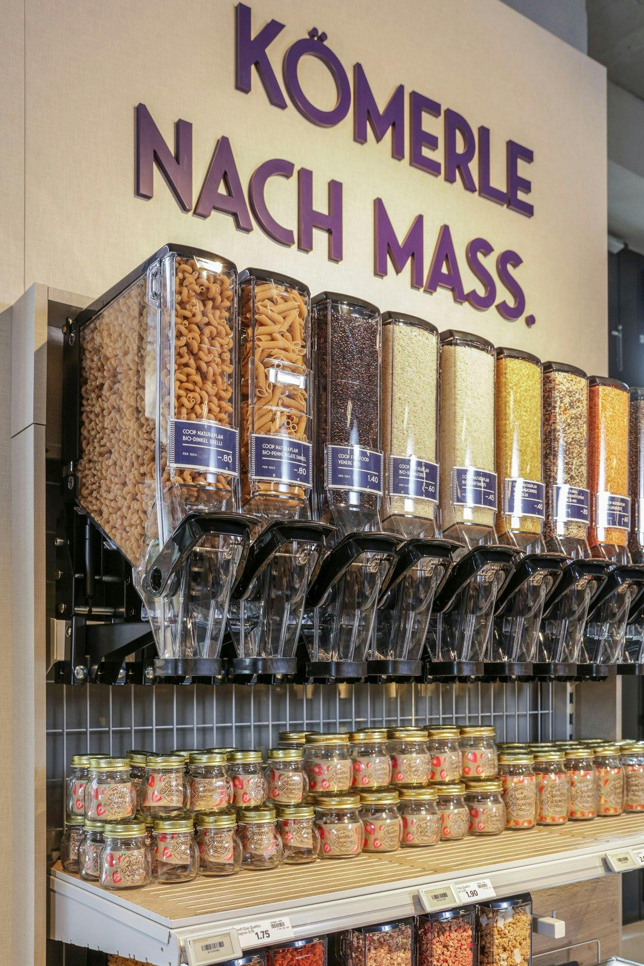 Lebensmittel wie Quinoa, Nüsse und Cerealien sind im Supermarkt Coop Marktgass Bern im Offenverkauf erhältlich.