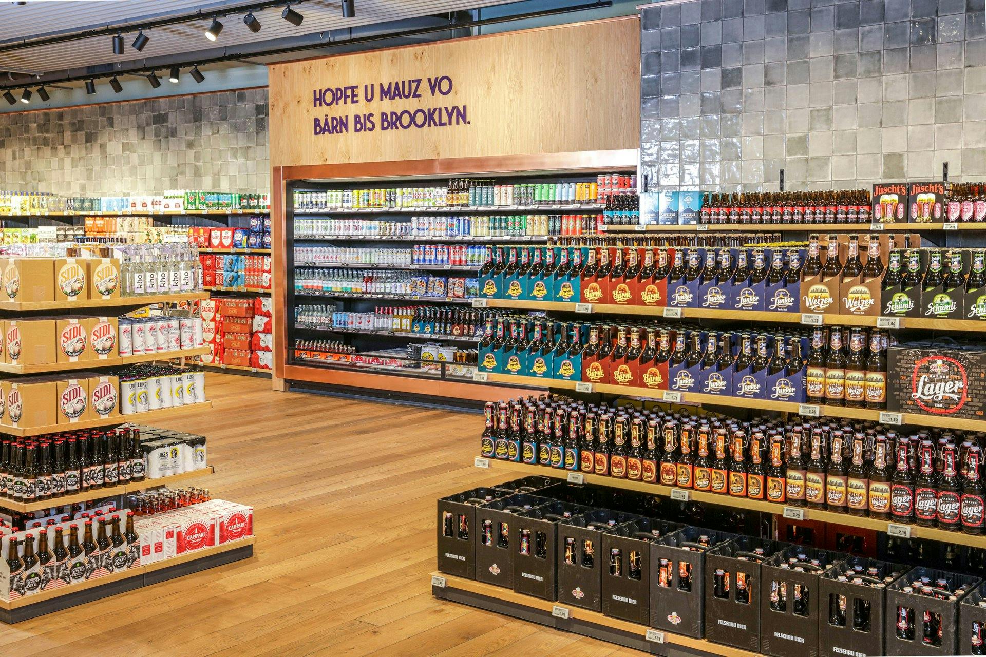 Bierliebhaber kommen ebenfalls auf ihre Kosten: Über 500 verschiedene Biere aus Nah und Fern finden sich im Obergeschoss.