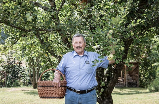 Ernst Widmer geniesst seinen Garten - immer mit dabei: der Rotkreuz-Notruf.