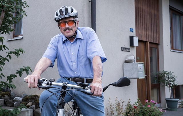 Auch unterwegs mit dem Velo geniesst Ernst Widmer seine Freiheiten, dank des Rotkreuz-Notrufs.