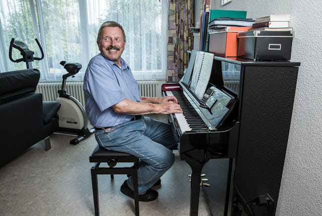 Sicher Zuhause leben: Mit dem Rotkreuz-Notruf kann Ernst Widmer unbesorgt seinem Hobby nachgehen.