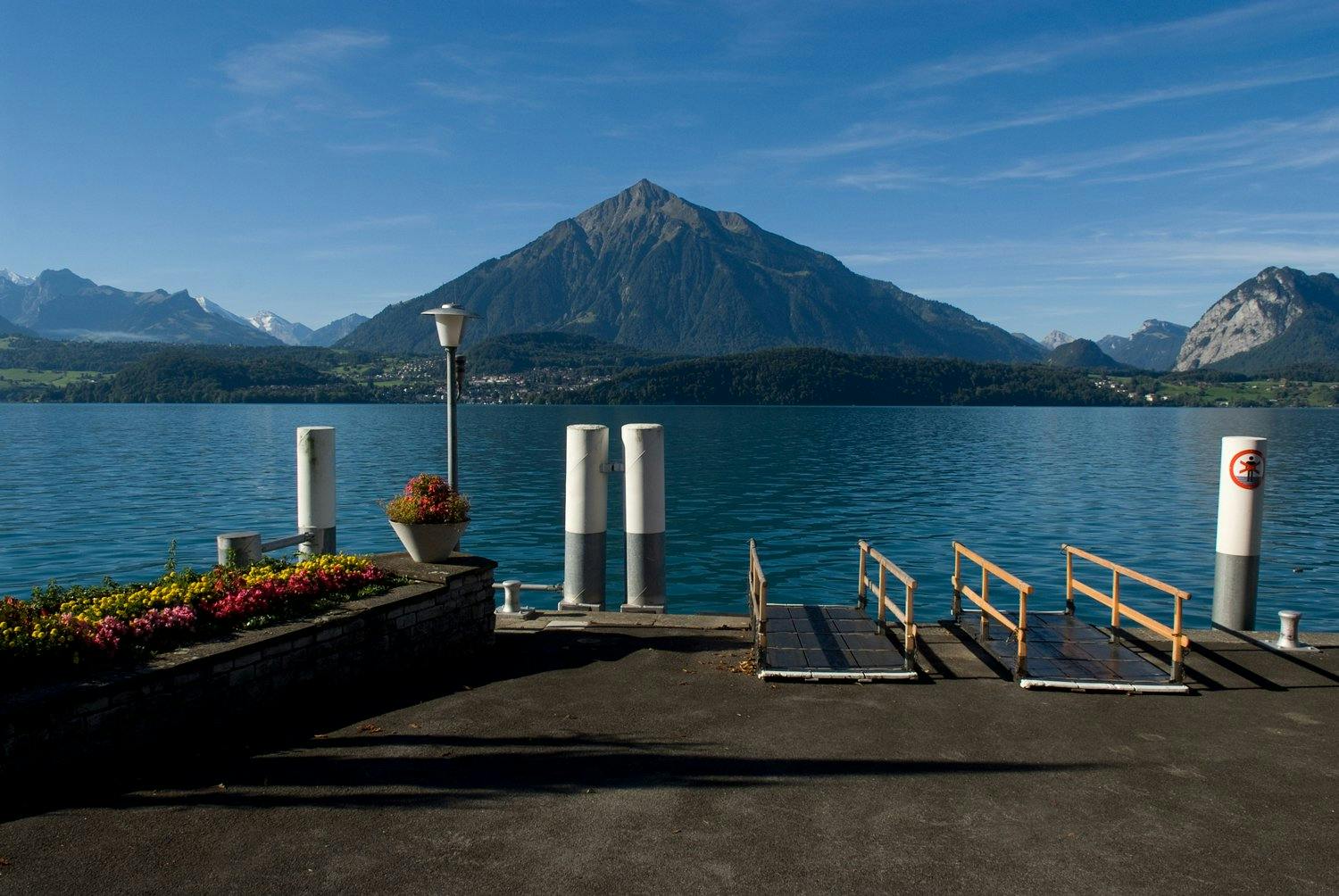 Wie ein Wunder wirkt der
pyramidenförmige Niesen am Südufer des Thunersees.