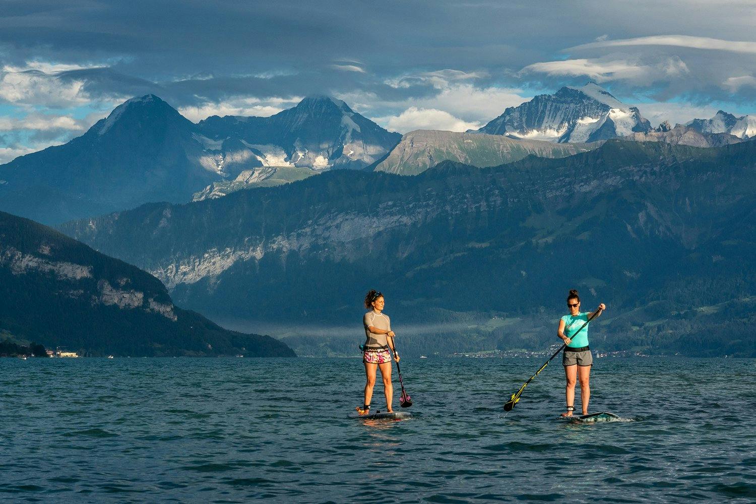Stand-up-Paddle-Fans finden auf Thuner- und Brienzersee Wasserwege und unvergleichliche Plätzchen.