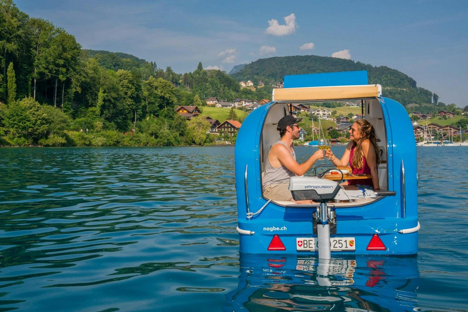 Der Sealander ist Wohnwagen und Elektroboot zugleich. Ein Fondue in ihm auf dem Thunersee ist unvergesslich.