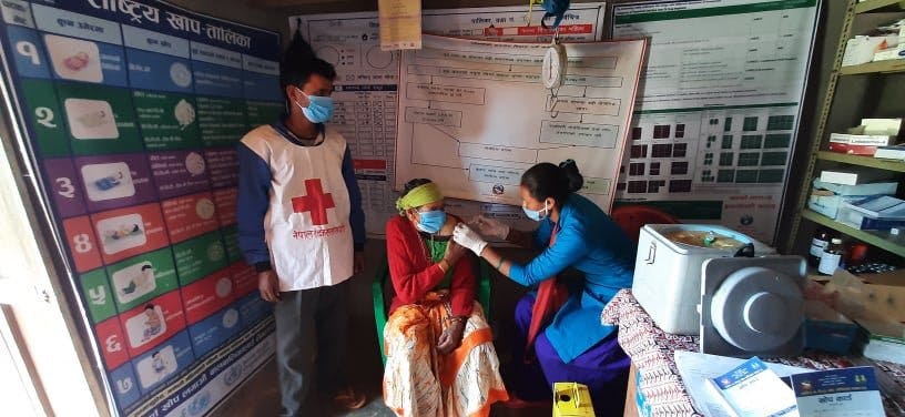 Eine Frau erhält eine Dosis des Covid-19-Impfstoffs in einem Impfzentrum des Nepalesischen Roten Kreuzes.