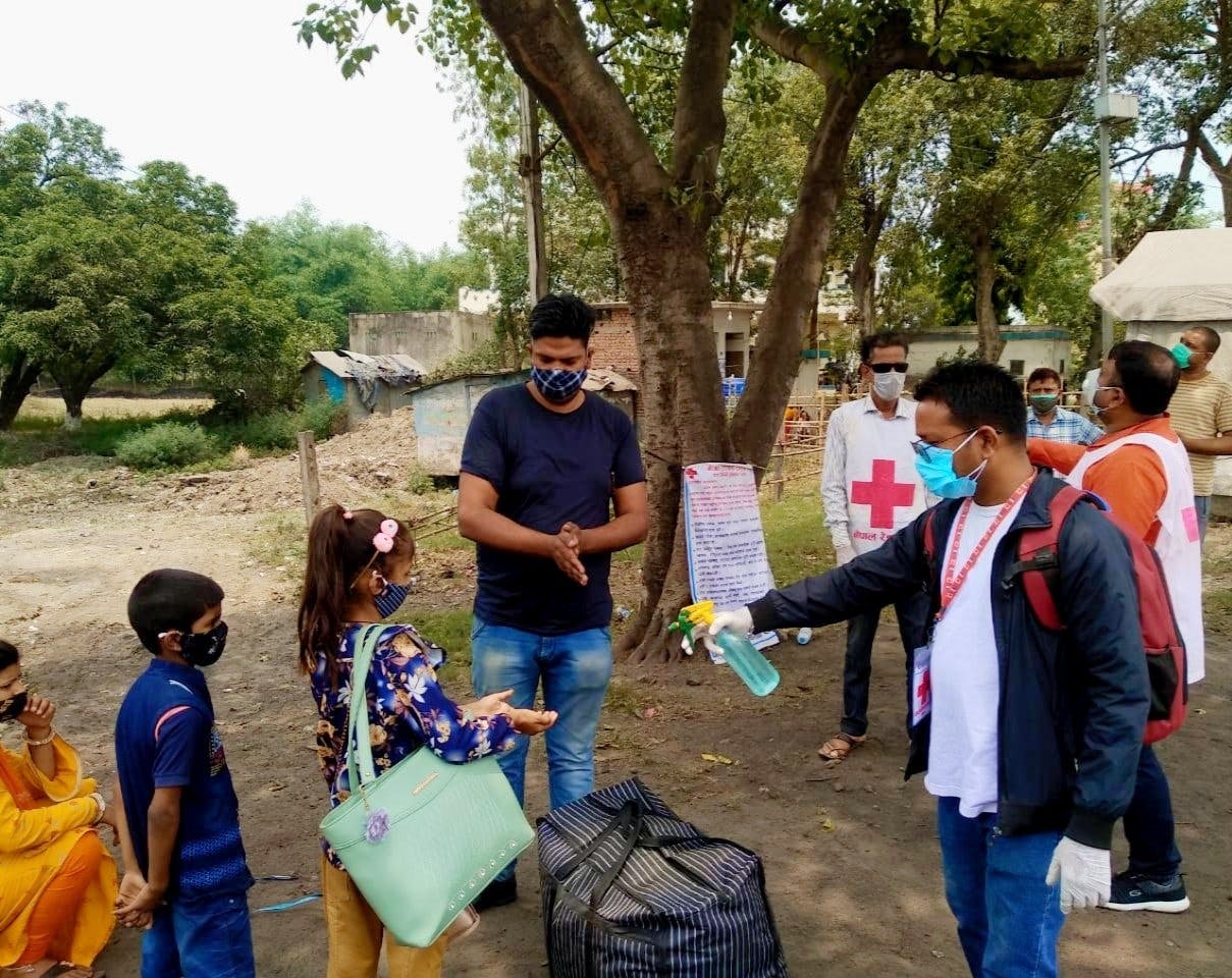 Freiwillige des Nepalesischen Roten Kreuzes klären über die Bedeutung der Händedesinfektion auf, um die Verbreitung des Coronavirus zu bekämpfen.