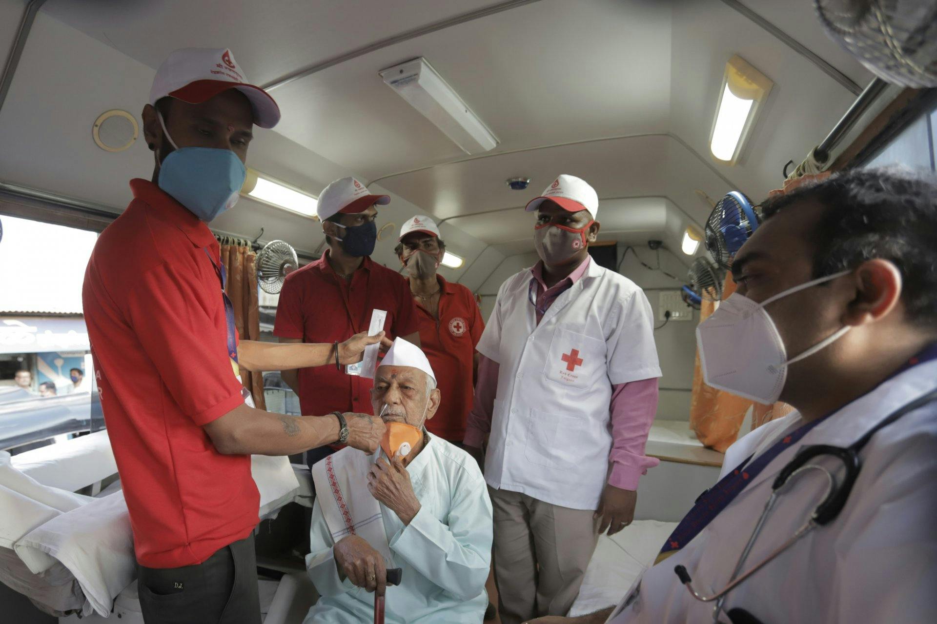 Freiwillige des Indischen Roten Kreuzes führen Coronavirus-Tests durch.