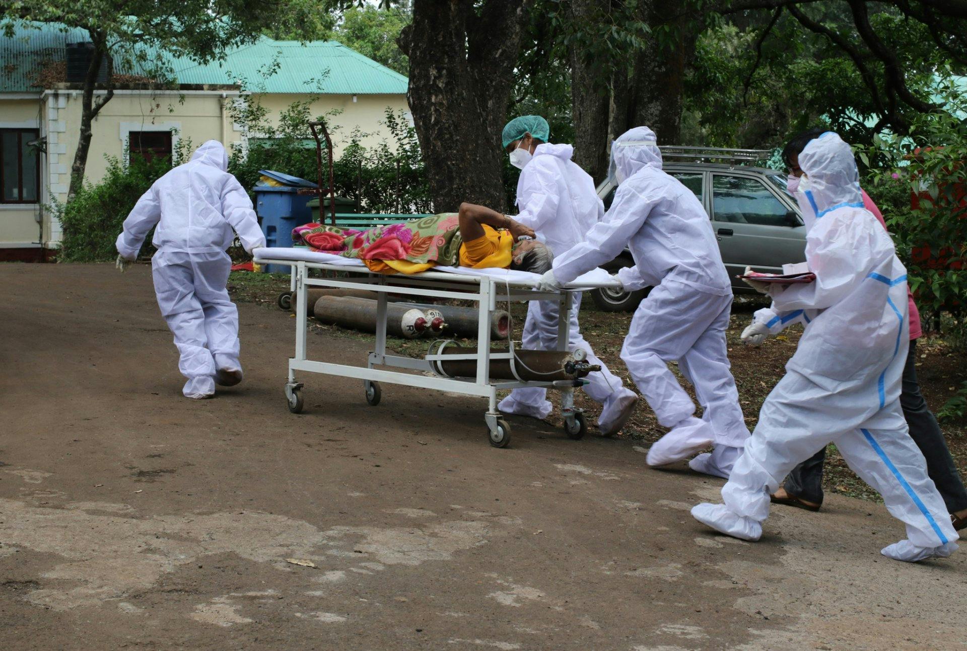 Ein Coronavirus-Patient wird ins Spital eingeliefert. Viele Bewohner haben aufgrund der überfüllten Spitäler Schwierigkeiten, die notwendige Versorgun...