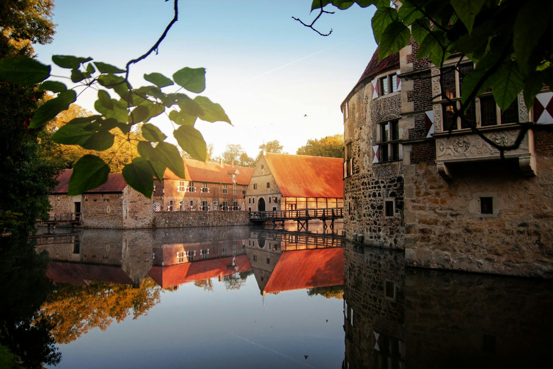Burg Vischering, mit Blick auf den Hof vom Ufer.