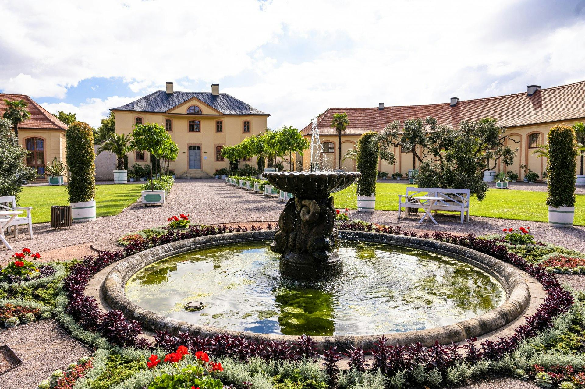 Schloss Belvedere mit Delphinbrunnen.