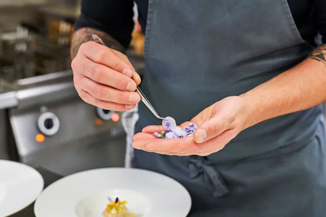 Über 30 fantastische Köchinnen und Köche zaubern an 43 Abenden an Bord von Excellence einzigartige Menüs.