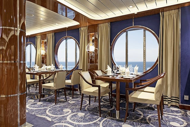 Luxuriöse und stilvolle Inneneinrichtung.