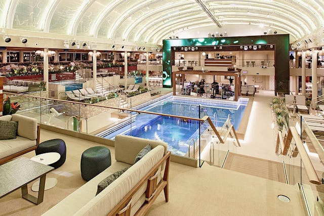 ... ein Wellnesszentrum mit Sauna und Hamam sowie ein Aqua-Park mit vier Pools und einem Hallenbad.