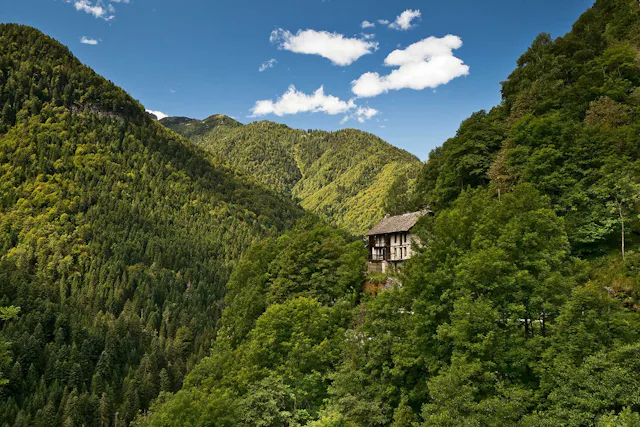 Die traditionellen Steinhäuser im Valle Onsernone sind einbettet in wilde und unberührte Natur. Hier ist man dem Paradies ein Stückchen näher.
