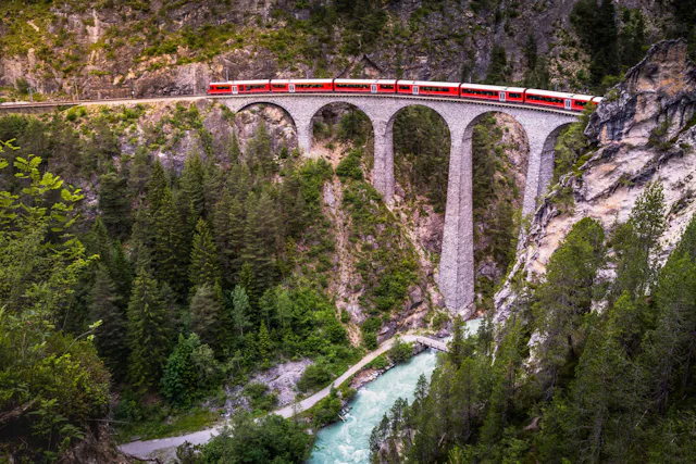 Von St. Moritz geht es mit der Rhätischen Bahn nach Thusis.