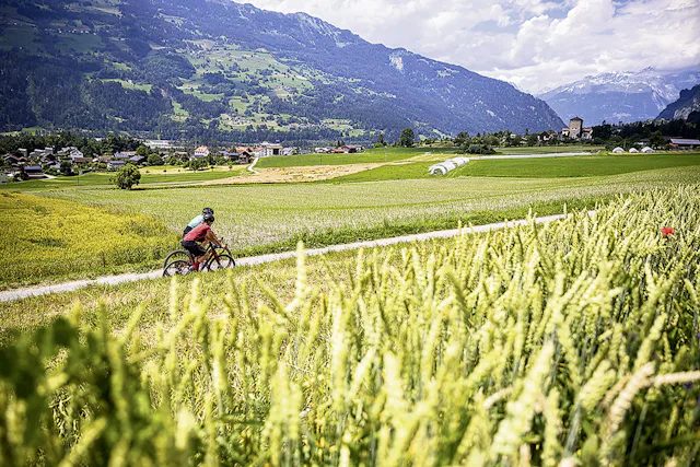 Velofahrerinnen und Fahrer können die unterschiedlichsten Landschaften, Dörfer und Städte durchfahren.