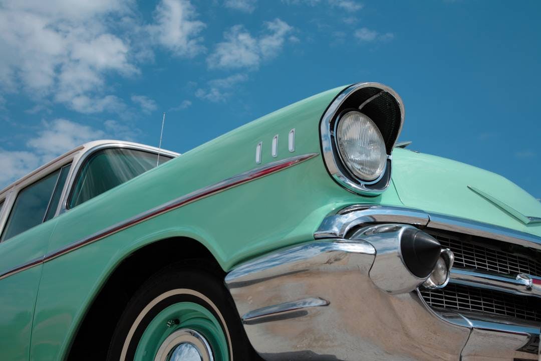 Warum nicht ein Oldtimer? So lange Sie ihn nicht zu Schrott fahren, können Sie den Wagen bei Bedarf zu einem Liebhaberpreis veräussern.