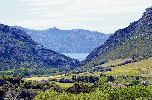 Die Lage der Stadt ist dabei speziell. Alle anderen wichtigen Städte schmiegen sich ans Meer. Doch auch in Corte ist das Wasser nicht fern, so liegt die Stadt am Zusammenfluss dreier Flüsse.