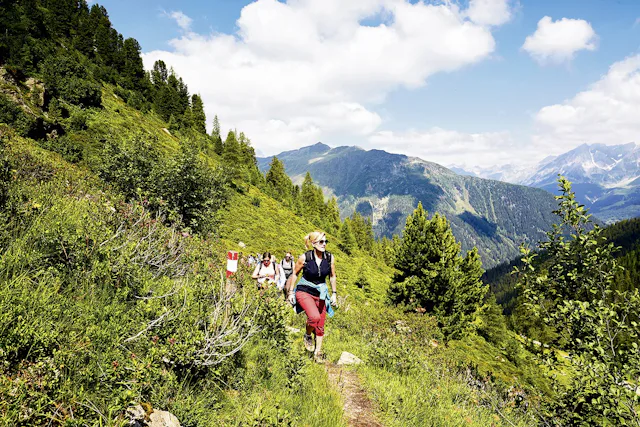 Unterwegs auf dem Kulinarischen Jakobsweg durch das Tiroler Paznaun: Die Wanderwege führen durch eine malerische Berglandschaft und am Ende jeder Etappe wartet eine andere Alphütte mit einem feinen Menü.