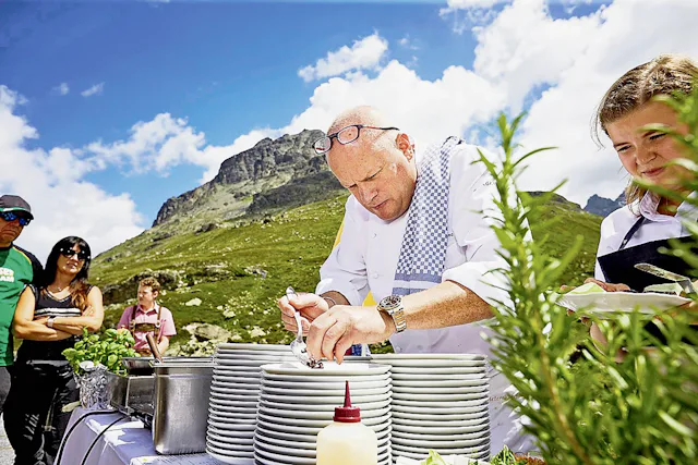 Es wird sorgfältig angerichtet.