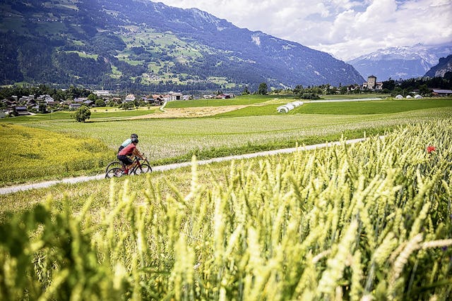 Velofahrerinnen und Fahrer können die unterschiedlichsten Landschaften, Dörfer und Städte durchfahren.