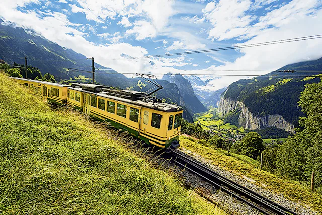 Mit der Wengerenalp druch Wiesen mit leuchtende Alpenblumen und ab und zu ein Murmeltier, das unter lauten Pfiffen in einem Erdloch verschwindet.