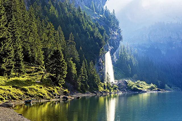 Der Bärentrek schlängelt sich durch spektakuläre Berglandschaften, vorbei an zahlreichen Wasserfällen und Seen.