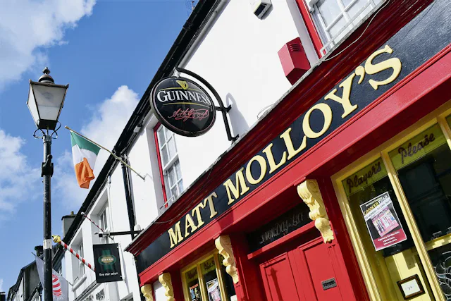 Wer durch Irland reist, sollte einen Stopp in einem der zahlreichen Pubs einplanen, um einer der vielen Geschichten zu lauschen, die dort meist auf Irisch erzählt werden.