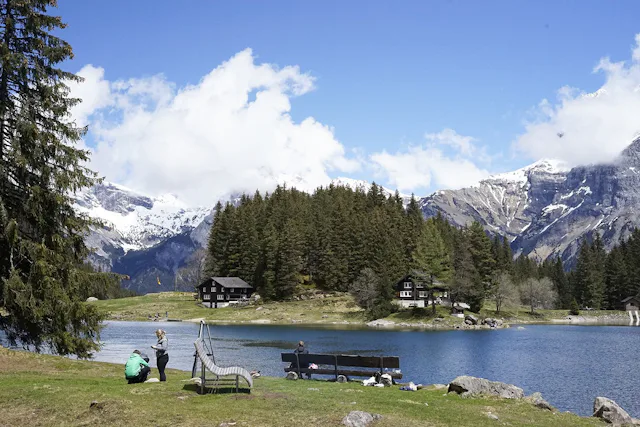 Am See gibt es einige Grillstellen und Rastplätze, die einladen, das tolle Bergpanorama zu geniessen.