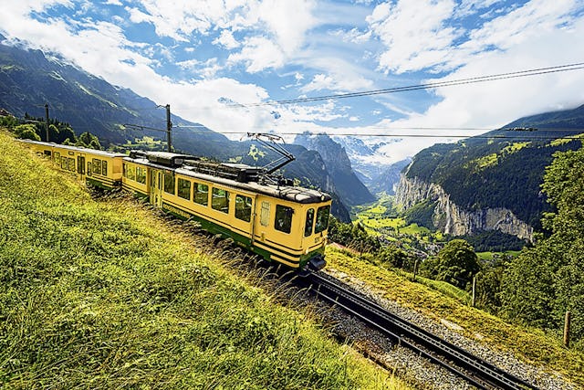 Mit der Wengerenalp druch Wiesen mit leuchtende Alpenblumen und ab und zu ein Murmeltier, das unter lauten Pfiffen in einem Erdloch verschwindet.