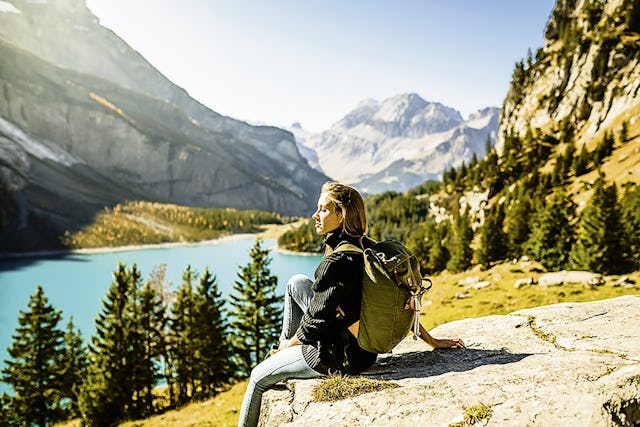 Im eisigen Öschinensee lockt eine willkommene Abkühlung – denn die Wanderung, auf der eine Distanz von 100 Kilometern zurückgelegt wird, ist durchaus schweisstreibend.