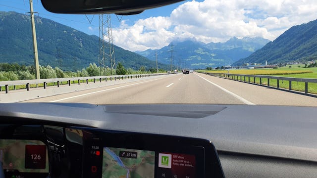 «Echt smooth, dieser Travel Assist. So entspannt waren wir noch nie auf der Autobahn unterwegs.» 