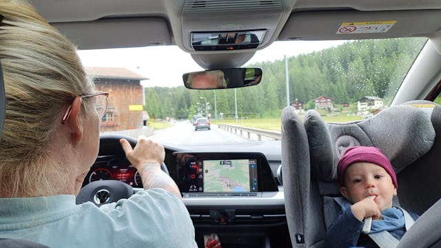 Mami fährt und Klein-Ruben darf gemütlich daneben sitzen. Dank Isofix-Halterung ist der Kindersitz rasch montiert.