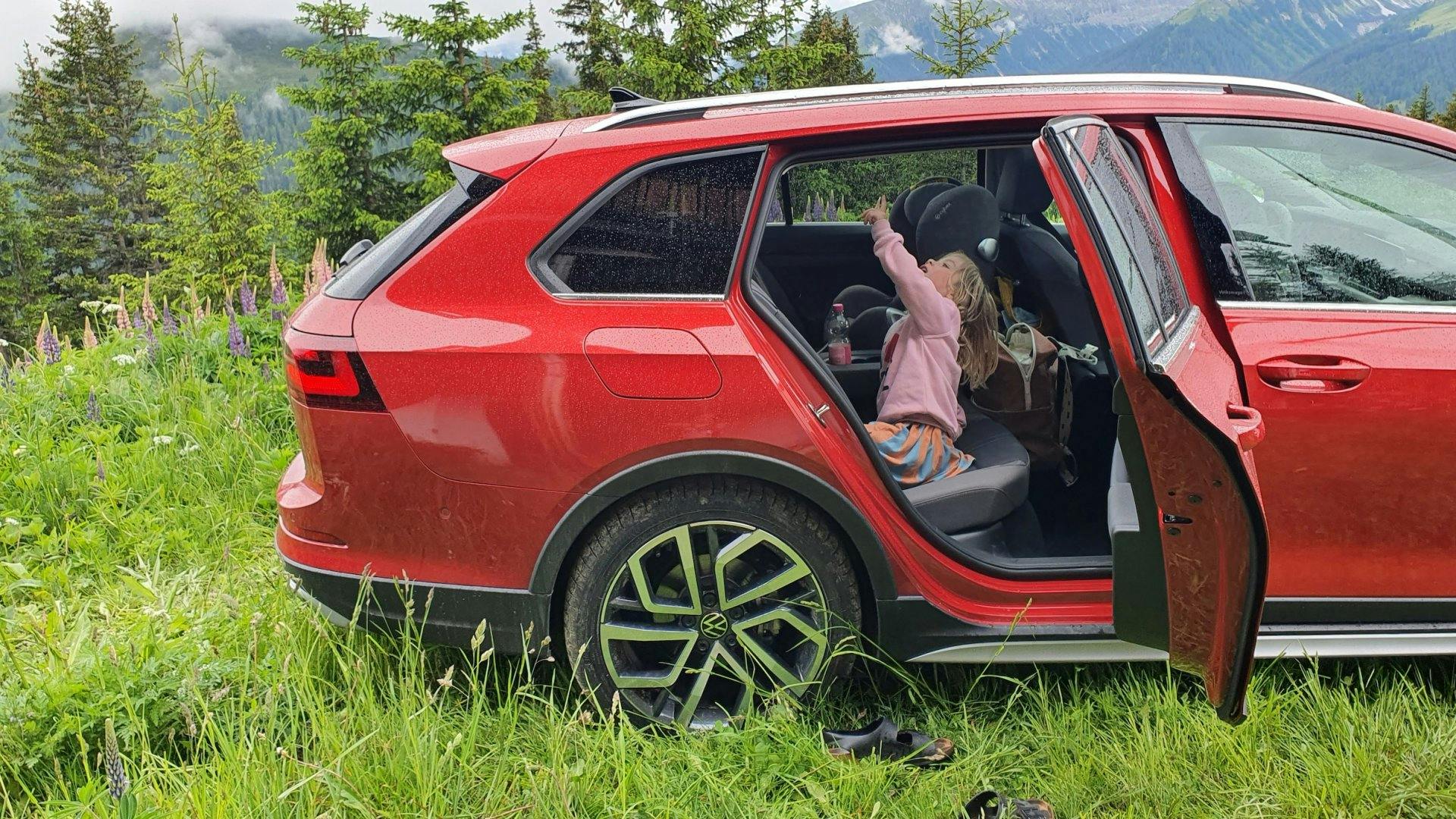 Endlich regnet es und Hanna kann die Tropfen auf dem Panorama-Dach bestaunen.
