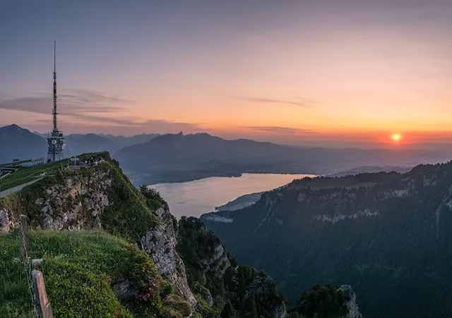 Im glühenden Abendrot mit der Luftseilbahn auf das Niederhorn fahren: Geniessen Sie dort jetzt einen Welcome-Drink und ein auserlesenes 4-Gang-Menu.