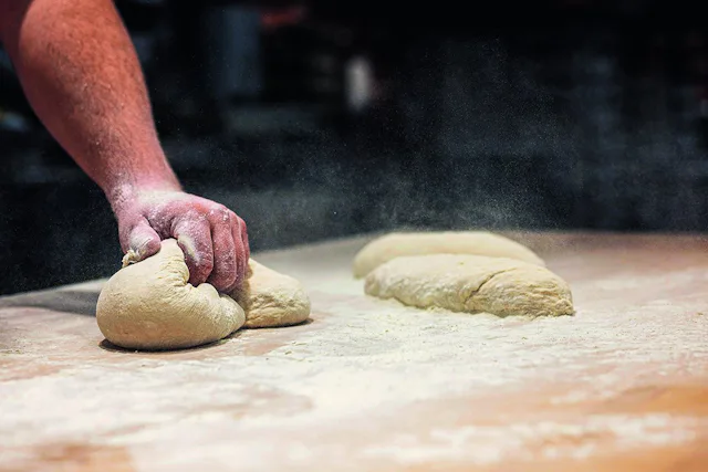 Im Erdgeschoss des Coop Marktgass Bern werden zahlreiche Produkte direkt vor Ort und vor den Augen der Kundschaft hergestellt.