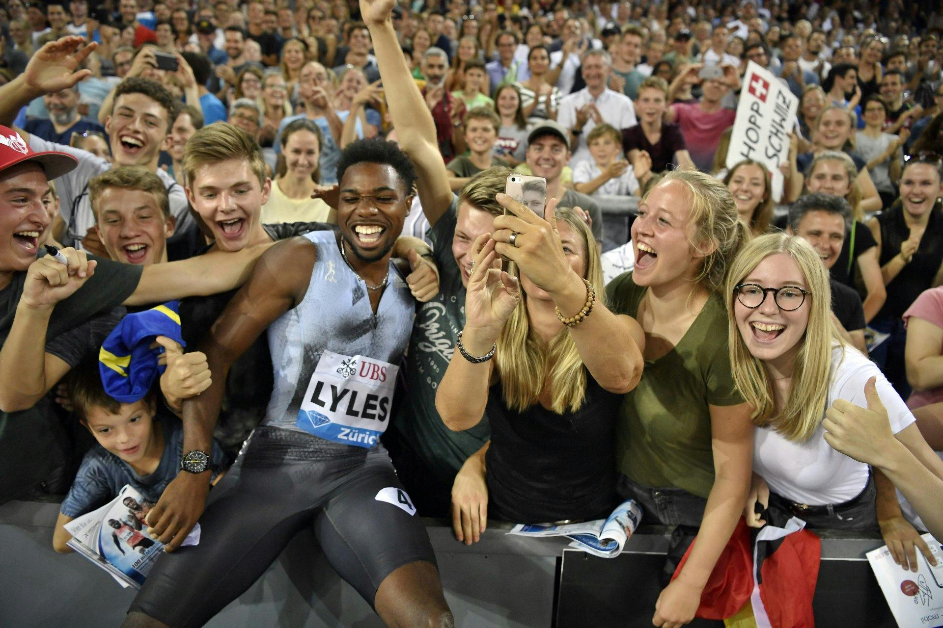 Sprintstar Noah Lyles geniesst das «Bad» in der Menge nach seinem Diamond-League-Finalsieg in Zürich 2019.