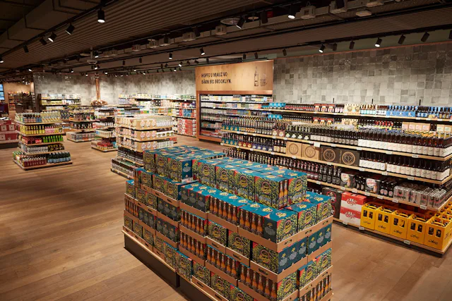 Die Bier-Welt im Coop Marktgass Bern besticht mit mehr als 500 Bieren aus Nah und Fern.