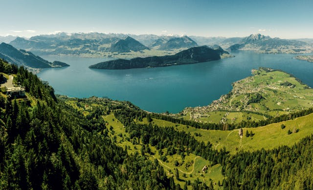 Panoramabild von der Rigi aus beim Känzeli mit dem Vierwaldstättersee, Stanserhorn, Bürgenstock und Pilatus im Hintergrund.