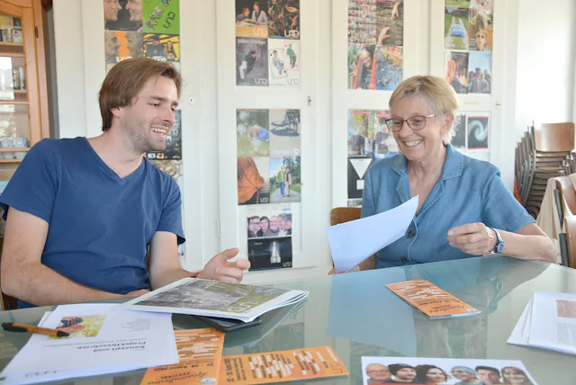 Initiant und Geschäftsführer Elias Rüegsegger und Co-Präsidentin Vreni von Känel bereiten einen Anlass vor.