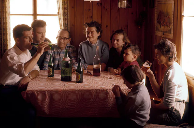 Gute Tischgespräche bleiben in Erinnerung: Bruno (ganz links) und Rosina (ganz rechts) sitzen mit ihren Kindern Kerstin und Horst 
und der Familie von Bruno beisammen und geniessen einen guten Schluck.