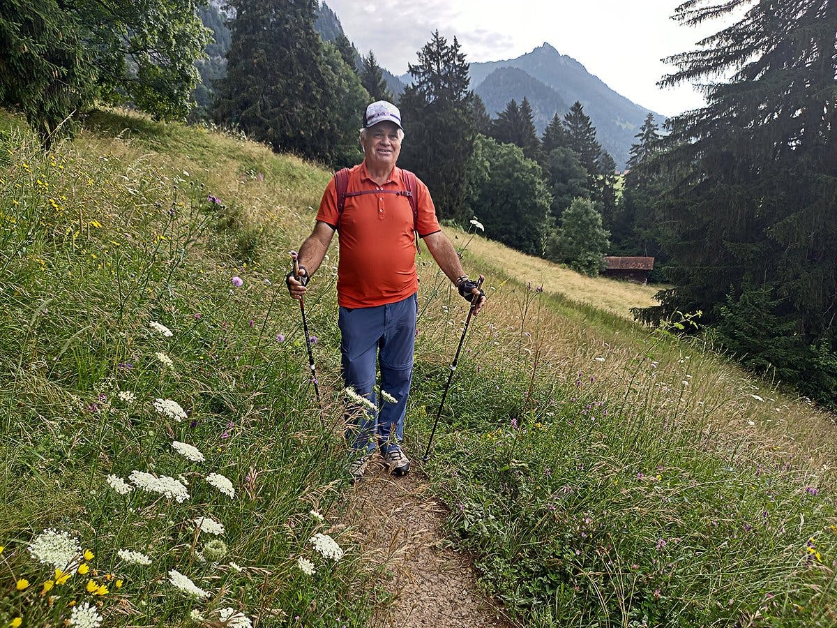 Beinahe täglich wandert Thomas Kalbermatten durch Wiesen und Felder. Rund 300 Kilometer pro Monat.