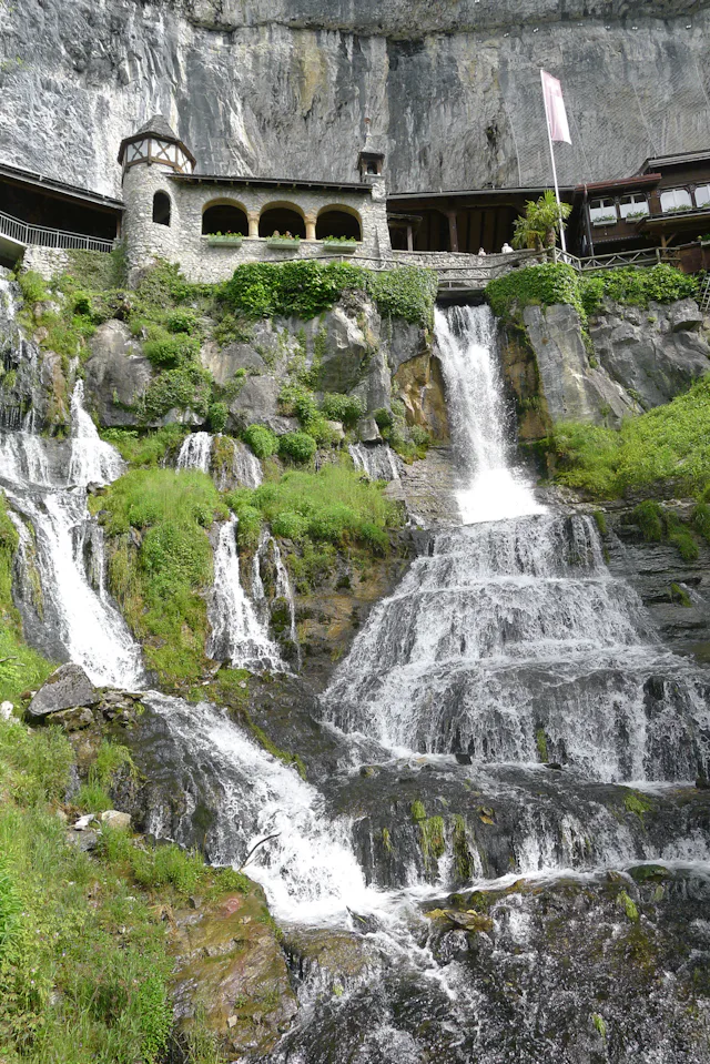 Auch ohne feuerspeienden Drachen stürzt beim Eingang zu den Beatushöhlen das Wasser tosend in die Tiefe.