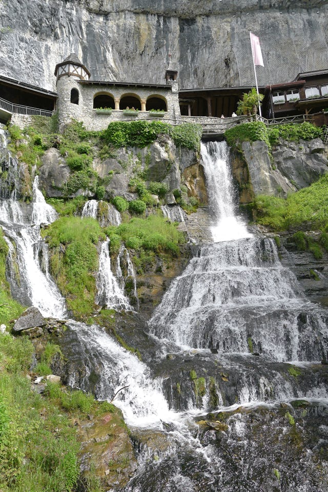 Auch ohne feuerspeienden Drachen stürzt beim Eingang zu den Beatushöhlen das Wasser tosend in die Tiefe.