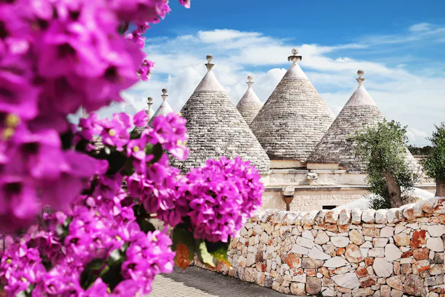 Alberobello, weltberühmt wegen seiner Trulli, den runden, weiss getünchten Steinhäusern mit spitzen Steindächern.