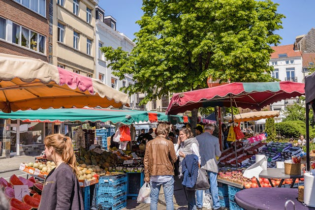 Auf dem Wochenmarkt auf der Place du Châtelain trifft man auf ein farbenfrohes Durcheinander.
