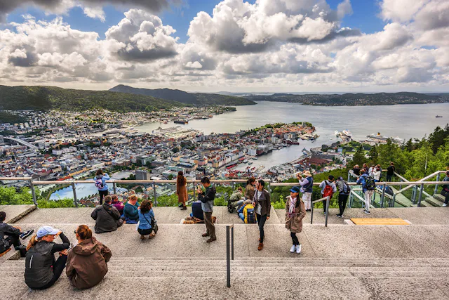 Und wer kurz der Stadt entschweben will? Den berühmten Hausberg Fløyen kann man vom Stadtzentrum aus bequem mit der Standseilbahn erreichen.