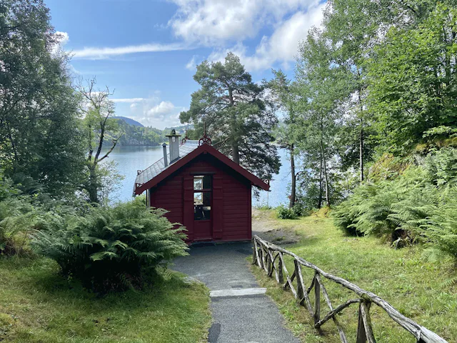 Der Blick auf die Bucht mit dem kleinen Komponierhäuschen setzt uns in Verzückung.