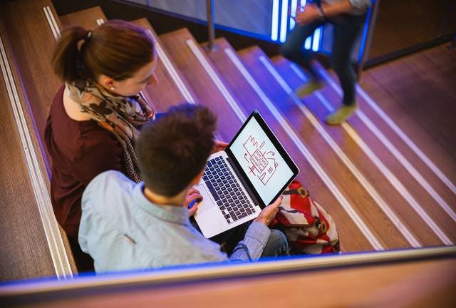 Die Studierenden der virtuellen Klasse nehmen ortsunabhängig am traditionellen Präsenzunterricht einer physischen Klasse teil.